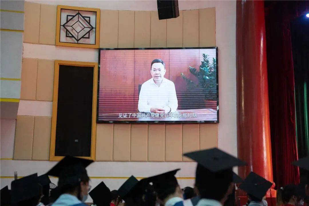 开云手机客户端_开云(中国)官方董事长庄重作为厦门大学校友代表在2022届毕业典礼上进行发言 