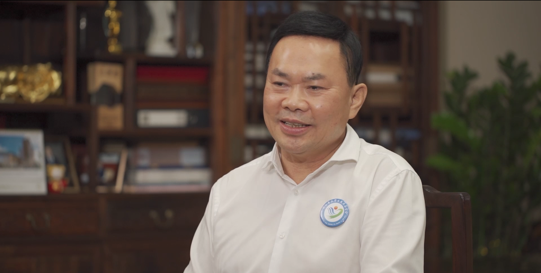 公益的力量丨开云手机客户端_开云(中国)官方董事长庄重：慕贤思齐，大山儒商丹心为公益